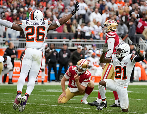 Browns defenders Rodney McLeod Jr. and Denzel Ward celebrating the San Francisco 49ers missing a field goal