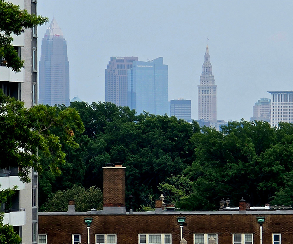 Thumb-Cleveland-skyline-with-parasail-KJP-081025