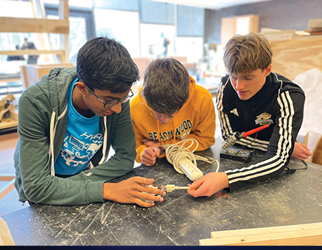 470x365-Article-3 Three students working together