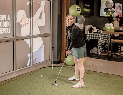 business-article1-backnine Woman putting at Back Nine