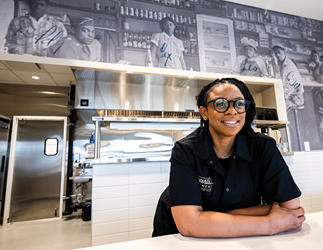 470x365_Article-4 Tiwanna Scott-Williams, Pearl's Kitchen Owner, standing in kitchen