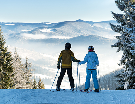 Couple Skiing Couple Skiing