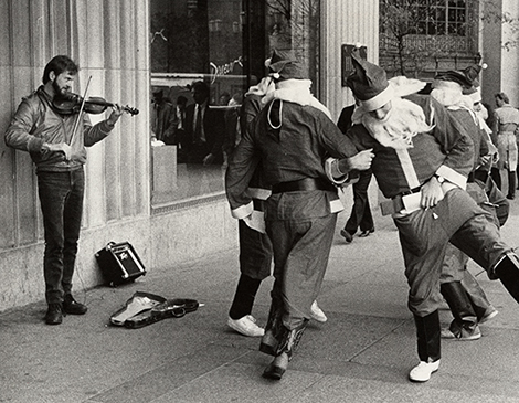 Cleveland Plain Dealer Dancing Santas violinist fiddler bill lestock higbees musicians music busking scene street playing in Cleveland old article the story behind this photo Cleveland Plain Dealer Dancing Santas violinist fiddler bill lestock higbees musicians music busking scene street playing in Cleveland old article the story behind this photo