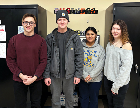 470x365-Article-14 Business interns pose together