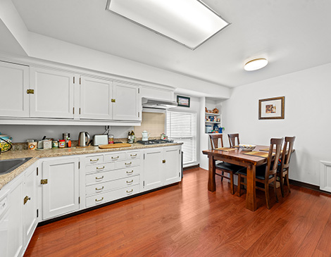 Downstairs Kitchen, Courtesy ShanerShots