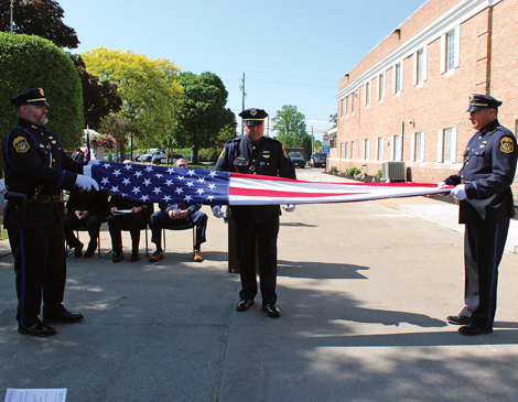 470x365-Article-3 Officers holding an American flag